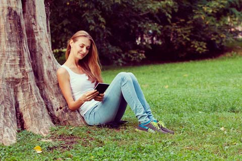 kindle oasis, leer en el parque