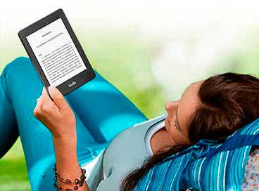 kindle paperwhite leer en un parque