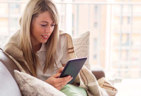 mujer con miles de eBooks en la mano